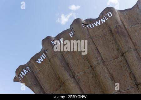 Nahaufnahme einer Aufschrift auf der Scallop-Skulptur, einem Kunstwerk von Maggi Hamblin am Aldeburgh Beach, Suffolk, Großbritannien Stockfoto