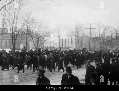 Wanderer des Wahlrechts, die an der Wahlrechtswanderung von New York City nach Washington, D.C. teilnahmen, die am 3. März 1913 an der Parade der National American Woman Suffrage Association teilnahm. Stockfoto