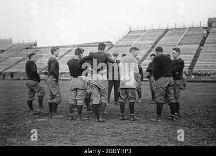 Anweisen des Yale-Fußballteams Ca. 1910-1915 Stockfoto