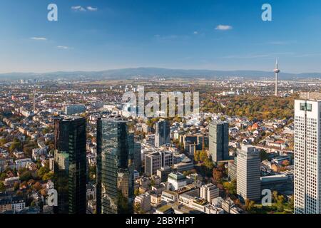 Stadtbild von Frankfurt am Main, Deutschland mit Wolkenkratzern und Taunus im Hintergrund Stockfoto