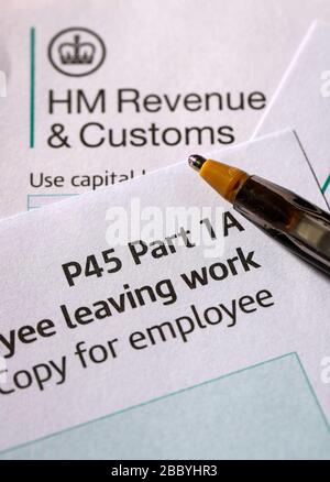 P45 HM Revenue & Customs Form nach der Entlassung aus dem Arbeitsverhältnis in Großbritannien Stockfoto