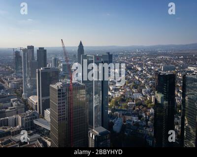 Frankfurt am Main, Deutschland - 21. Oktober 2018: Luftpanorama-Stadtbild mit Gebäuden des Finanzviertels wie Deutsche Bank Twin Towers, Trian Stockfoto