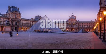 PARIS, FRANKREICH - 19. MÄRZ 2020: Blick auf den berühmten Louvre mit der Louvre Pyramide bei Sonnenaufgang. Das Louvre Museum ist eine der größten und meistbesuchten Museen Stockfoto