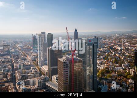 Frankfurt am Main, Deutschland - 21. Oktober 2018: Luftpanorama Stadtbild mit Gebäuden des Finanzbezirks wie Trianon (Sparkasse), Westend Tow Stockfoto