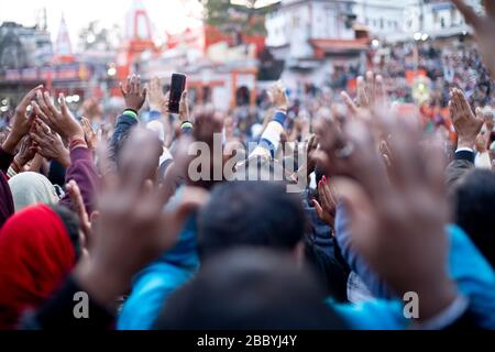 Pilger beten während Ganga Aarti am Har Ki Pauri Stockfoto