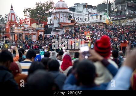 Pilger beten während Ganga Aarti am Har Ki Pauri Stockfoto