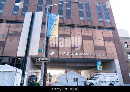 New York, Vereinigte Staaten. April 2020. Blick auf das Hauptgebäude des Maimonides Medical Center in Brooklyn, in dem Patienten für COVID-19 behandelt wurden. Temporäre Zelte wurden so eingerichtet, dass eingehende Patienten außerhalb des Bildschirms angezeigt werden. (Foto von Lev Radin/Pacific Press) Credit: Pacific Press Agency/Alamy Live News Stockfoto