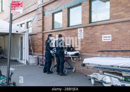 New York, Vereinigte Staaten. April 2020. Medizinische Notfalltechniker bereiten sich auf die Arbeit im Maimonides Medical Center in Brooklyn vor, wo Patienten für COVID-19 behandelt wurden (Foto von Lev Radin/Pacific Press) Credit: Pacific Press Agency/Alamy Live News Stockfoto