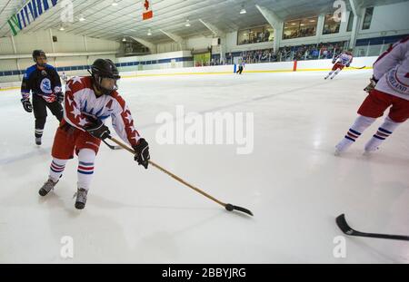 Die Eishockeymannschaft der CBP/EISHOCKEY besiegt die Eishockeymannschaft von Homeland Security mit 4-2 in der ersten Runde der World Police and Fire Games, die am 27. Juni 2015 in Reston Virginia ausgetragen wurde. Die Spiele locken über 10.000 Teilnehmer an den Wettbewerb. Stockfoto