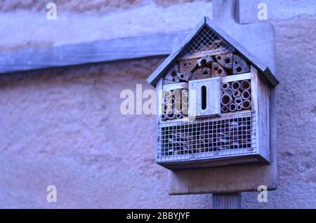 Handgefertigtes Hotel mit Holzwanze an einer Wand Stockfoto
