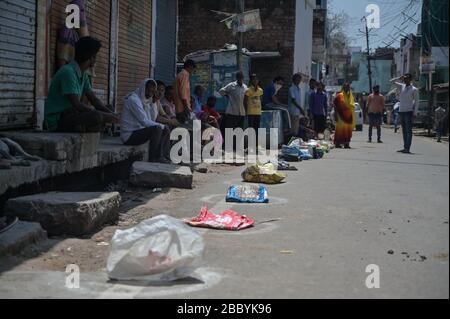 April 2020, Prayagraj, Uttar Pradesh, Indien: Prayagraj: Die Menschen halten soziale Distanz, während sie in der Warteschlange stehen, um während der Sperre nach der Pandemie von Coronavirus in Prayagraj am Donnerstag, 02. April 2020, freie Ration zu erhalten. (Bild: © Prabhat Kumar Verma/ZUMA Draht) Stockfoto