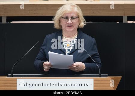 Berlin, Deutschland. April 2020. Manuela Schmidt (die Linke) spricht auf der Plenarsitzung im Abgeordnetenhaus. Kredit: Jörg Carstensen / dpa / Alamy Live News Stockfoto