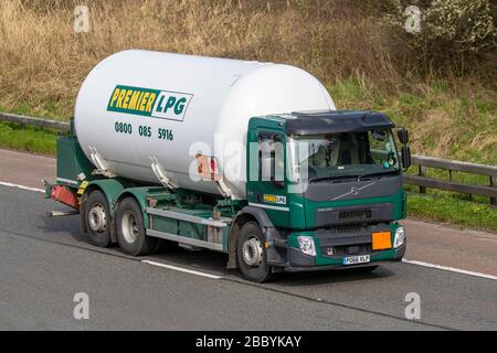 Premier LPG Tanker; Transportfahrzeuge, Lastwagen, Transport, LKW, Frachtführer, Volvo-Fahrzeug, europäischer kommerzieller Transport, Industrie, M6 in Manchester, Großbritannien Stockfoto