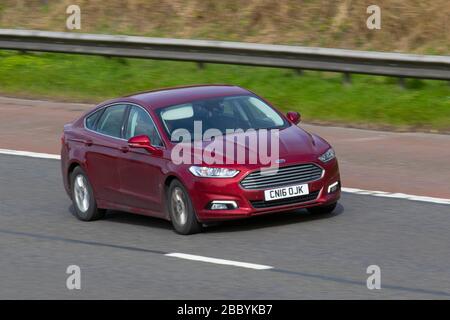 2016 16 Platte rot Ford Mondeo Titanium Econetic; Fahrzeug Verkehr bewegende Fahrzeuge, Fahrzeug fahren auf britischen Straßen, Motoren, Fahren auf der Autobahn M6 Stockfoto