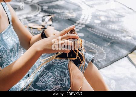 Weiblicher Webkorb in der Handwerkerwerkstatt. Hände, die das Handwerk halten, Nahaufnahme. Stockfoto