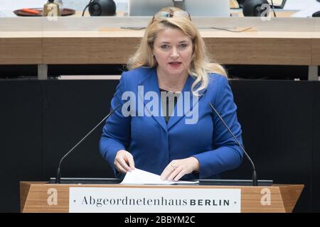 Berlin, Deutschland. April 2020. Kristin Brinker (AfD) spricht auf der Plenarsitzung im Repräsentantenhaus. Kredit: Jörg Carstensen / dpa / Alamy Live News Stockfoto