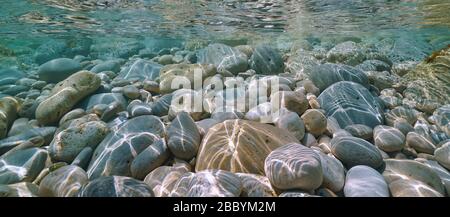 Kiesel und Felsen unter Wasser in der Nähe von Meeresufer, natürliche Szene, Mittelmeer, Alicante, Valencia, Spanien Stockfoto