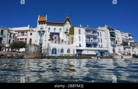 Häuser am Wasser im mediterranen Dorf Cadaques, von der Wasseroberfläche aus gesehen, Spanien, Costa Brava, Katalonien Stockfoto