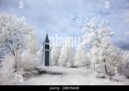 Alter Kirchturm aus einer Kirche, die es nicht mehr gibt, Finspang, Schweden Stockfoto