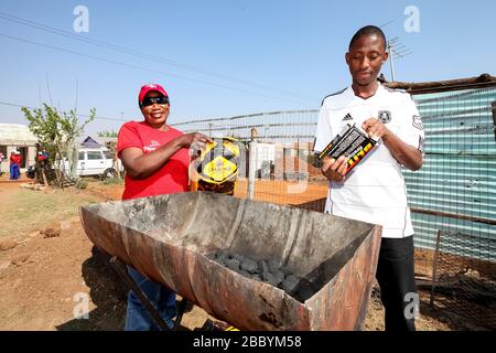 Soweto, Südafrika - 10. September 2011: BBQ Grill auf der Seitenstraße im städtischen Soweto Stockfoto