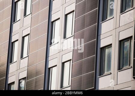Weißes Gebäude mit Sonnenkollektoren an den Außenwänden. Stockfoto