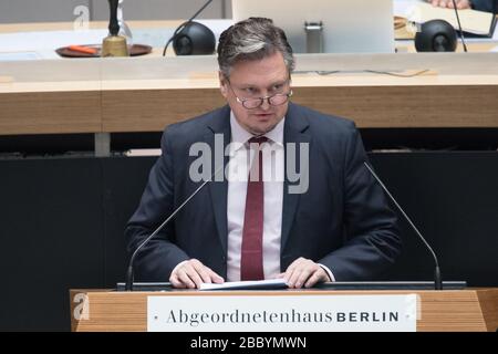 Berlin, Deutschland. April 2020. Frank-Christian Hansel (AfD) spricht auf der Vollversammlung im Repräsentantenhaus. Kredit: Jörg Carstensen / dpa / Alamy Live News Stockfoto