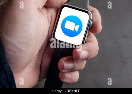 Antalya, TÜRKEI - 30. März 2020. Smartwatch mit dem Logo der App "Zoom Cloud Meetings". Stockfoto