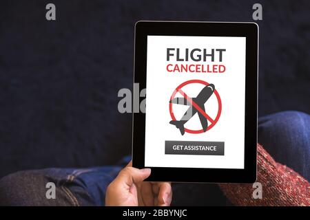 Hände halten digitalen Tablet-Computer mit Flight Cancelled Concept auf dem Bildschirm. Kopierbereich. Draufsicht Stockfoto