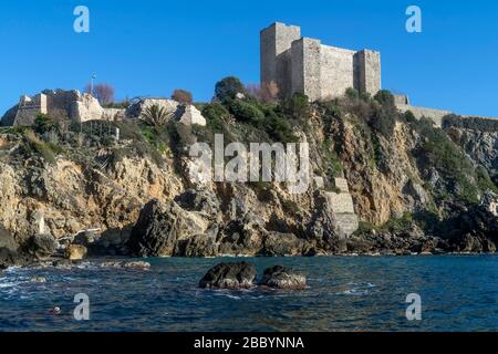 Die alte Rocca Aldobrandesca von Talamone, Grosseto, Toskana, Italien, an einem schönen sonnigen Tag Stockfoto