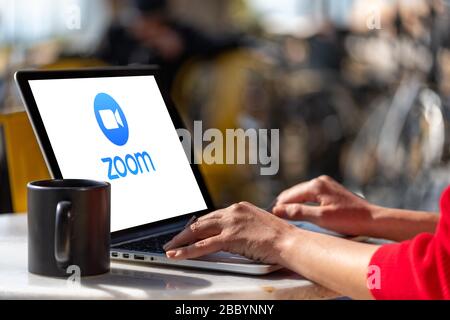 Antalya, TÜRKEI - 30. März 2020. Laptop mit Logo der App "Zoom Cloud Meetings". Stockfoto