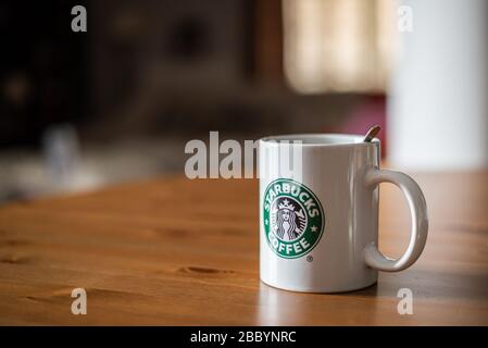 Starbucks Kaffeebecher aus Glas auf Holztisch Stockfoto