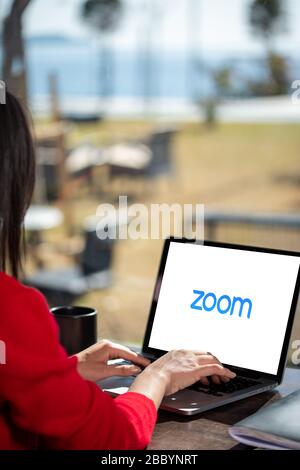 Antalya, TÜRKEI - 30. März 2020. Laptop mit Logo der App "Zoom Cloud Meetings". Stockfoto