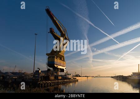Schwimmladungskran im Amsterdamer Hafen Stockfoto