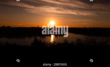 Sonnenuntergang über Belgrad, Serbien von der Festung Kalemegdan. Panorama Blick auf die Skyline der Stadt, die Donau und die Flüsse Sava verschmelzen. Silhouetten von Wolkenkratzern im Th Stockfoto