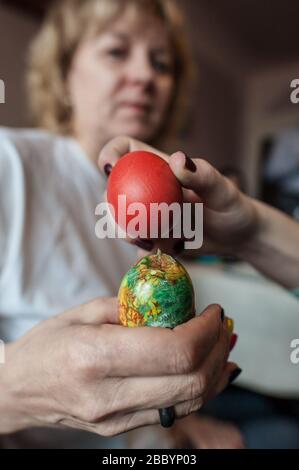 Hart gekochte, dekorierte Ostereier werden bei einem lustigen Osterspiel zuhause mit der Familie geknackt. Stockfoto