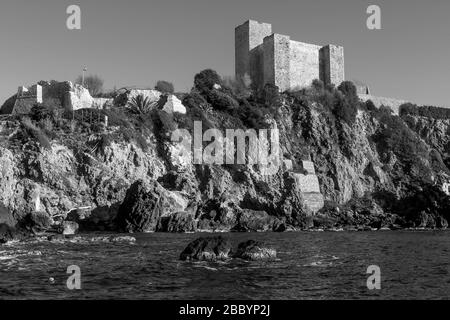 Die alte Rocca Aldobrandesca von Talamone, Grosseto, Toskana, Italien, an einem schönen sonnigen Tag, in Schwarzweiß Stockfoto