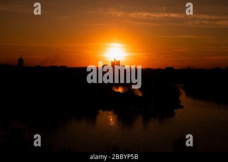 Sonnenuntergang über Belgrad, Serbien von der Festung Kalemegdan. Panorama Blick auf die Skyline der Stadt, die Donau und die Flüsse Sava verschmelzen. Silhouetten von Wolkenkratzern im Th Stockfoto