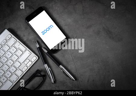 Antalya, TÜRKEI - 30. März 2020. Smartphone mit dem Logo der App "Zoom Cloud Meetings". Stockfoto