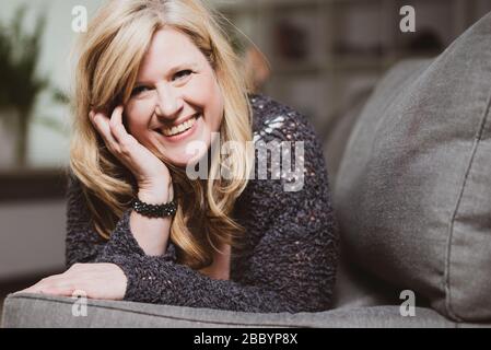Porträt einer attraktiven Frau mittleren Alters Stockfoto