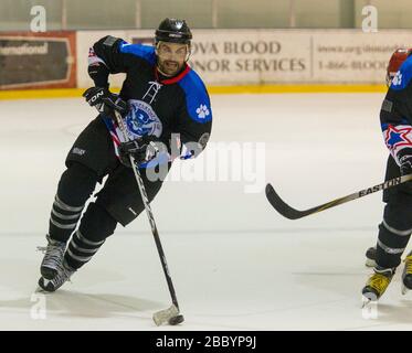 Die Eishockeymannschaft der CBP/EISHOCKEY besiegt die Eishockeymannschaft von Homeland Security mit 4-2 in der ersten Runde der World Police and Fire Games, die am 27. Juni 2015 in Reston Virginia ausgetragen wurde. Die Spiele locken über 10.000 Teilnehmer an den Wettbewerb. Stockfoto