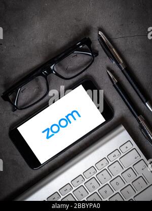 Antalya, TÜRKEI - 30. März 2020. Smartphone mit dem Logo der App "Zoom Cloud Meetings". Stockfoto