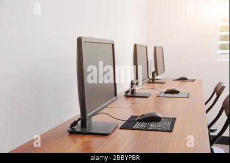 Computerlabor. Sauber platzierte Reihen von Computern. Stockfoto