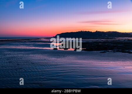 Sonnenuntergang bei Ebbe am Strand auf Pett Level East Sussex South East England Stockfoto