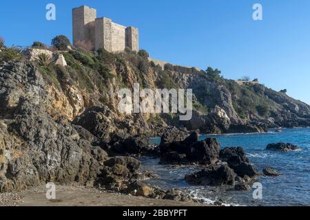 Die alte Rocca Aldobrandesca von Talamone, Grosseto, Toskana, Italien, an einem schönen sonnigen Tag Stockfoto