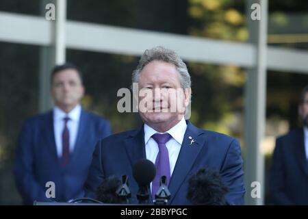 (200402) - PERTH, 2. April 2020 (Xinhua) -- Vorsitzender der Minderoo Foundation Andrew Forrest nimmt an einer Pressekonferenz in Perth, Australien, 1. April 2020 Teil. Die australische Minderoo Foundation hat mehr als 90 Tonnen kritische medizinische Versorgung aus China beschafft, um den COVID-19-Notfall des Landes zu bekämpfen. (Foto von Zhou Dan/Xinhua) Stockfoto