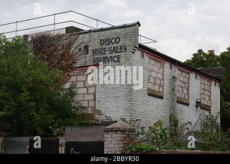 Ungenutztes leeres Gebäude an der Birkbeck Road, East Acton, London, W3 Stockfoto