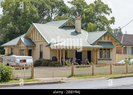 Ein recht großes, im Federation-Stil eingerichteter Bungalow mit einem bemalten Zaun in der Küstenstadt Tea Gardens, New South Wales in Australien Stockfoto