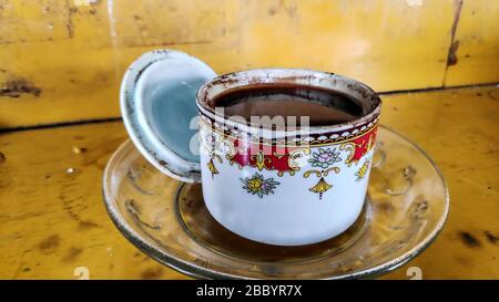 Schwarzer Kaffee wird in kleinen Tassen aus Glas gebrüht, trinkbereit, unscharf, verschwommen selektives Fokusbild Stockfoto