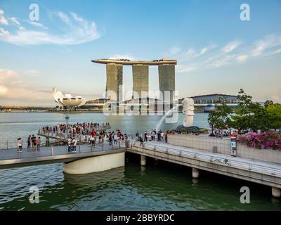 Singapur STADT SINGAPUR: 15. Februar 2020: Singapur Merlion Park im Stadtzentrum von Singapur Geschäftsviertel Stockfoto