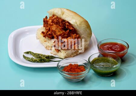 Knusprige Kanda bhaji, Pyaj Pakode, gebratene Zwiebel-Kakoda, Zwiebel-Bhaji mit pav oder bread.delicious Straßennahrung, indische Snacks mit Tomatenketchup Stockfoto